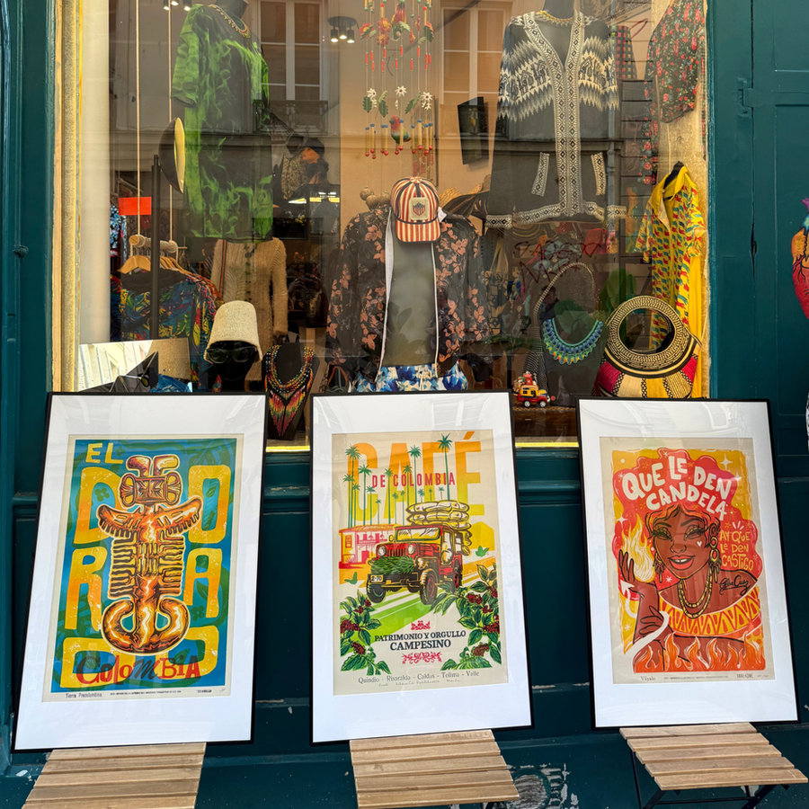 Affiches sérigraphiées La Linterna exposées devant la vitrine du Comptoir Latino