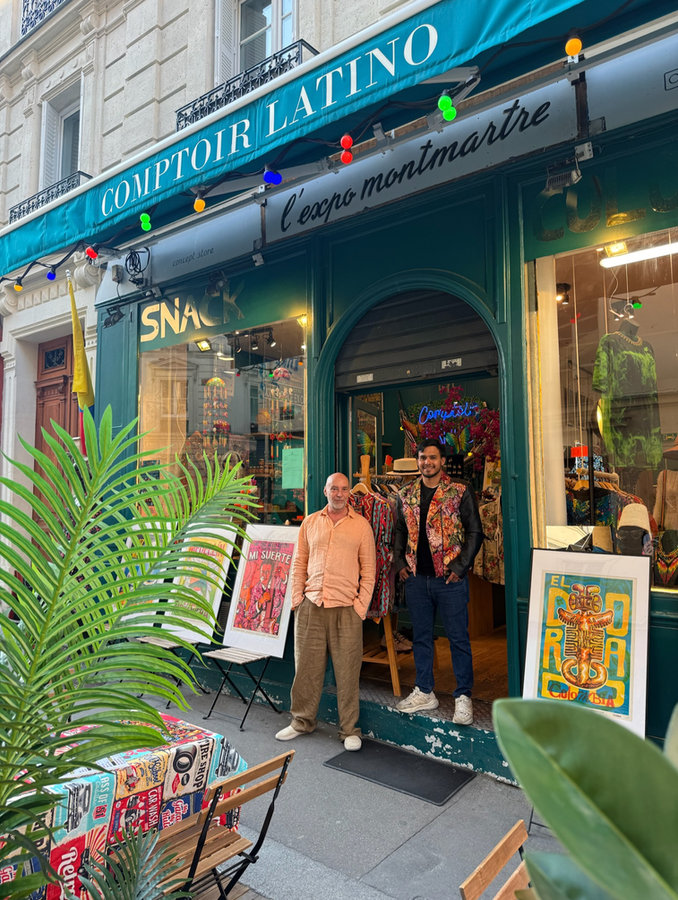 La façade du Comptoir Latino, rue des Trois Frères, avec Philippe et Jhonatan devant la boutique