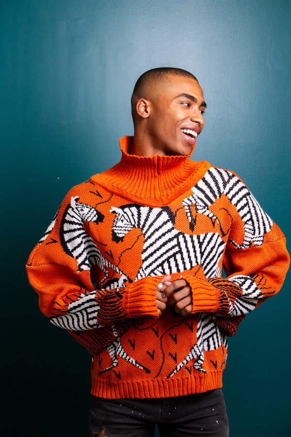 Pull de créateur colombien porté par un modèle