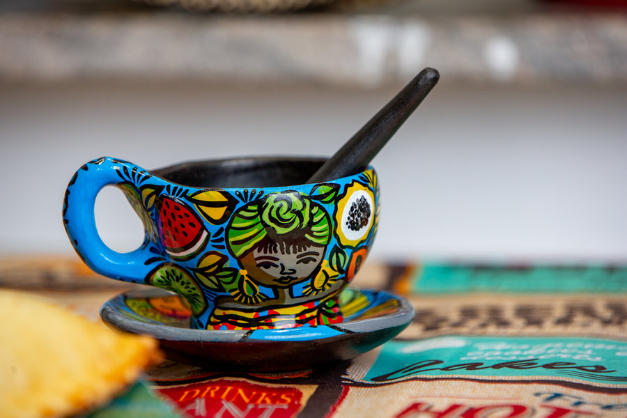 Tinto servi dans une tasse artisanale peinte à la main, avec une empanada